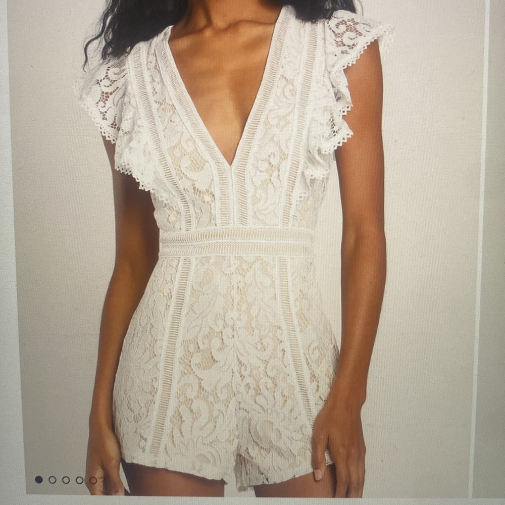 Lulu’s white lace ruffled romper size M never worn tags on